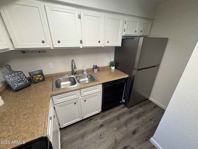 Building Photo - 7839 E Rovey Ave