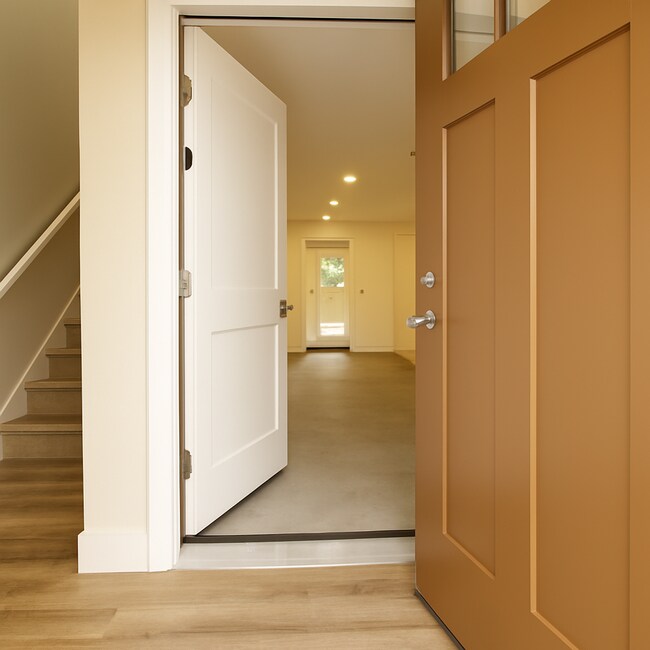 Building Photo - Your Bend Retreat: Spacious End Unit Townhouse with Pilot Butte Views