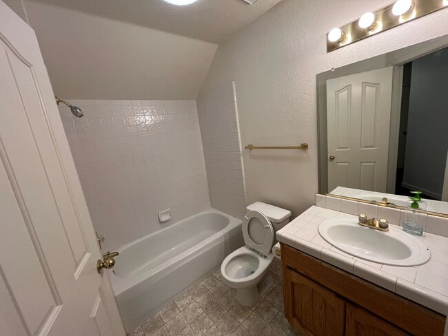 Building Photo - Spacious & Stylish 4-Bed Home in Prime Sto...