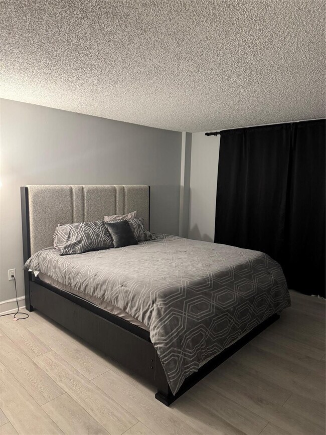 Building Photo - 4174 Inverrary Dr