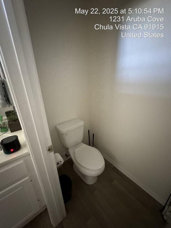 Building Photo - FOR RENT – Modern Townhome in Eastlake