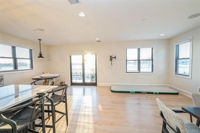 Building Photo - 400 Shore Rd