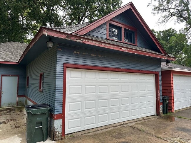 Building Photo - 216 Litchfield Ave SE