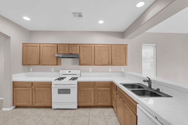 Building Photo - Large 3 bedroom, 2.5 bath house!