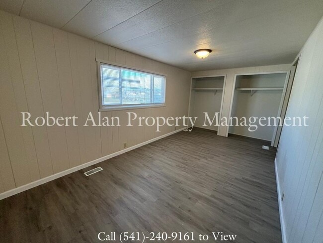 Building Photo - 4008 NE Riverside Ave