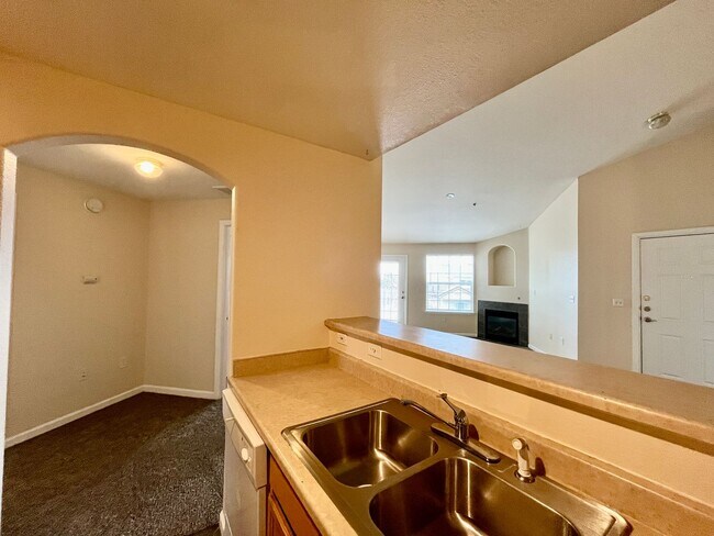 Building Photo - Very nice 2 bed 2 full bath on top floor n...