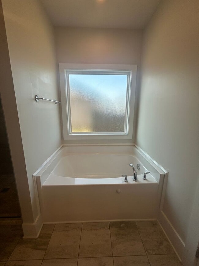 Building Photo - LIMITED TIME DEAL! $350 OFF FIRST MONTH RENT