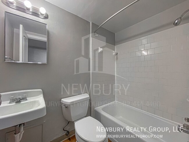 Building Photo - Modern Charm: Cozy 1-Bedroom Apartment wit...