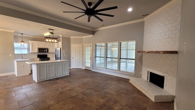 Building Photo - Beautiful 3 bedroom with large fenced yard & conveniently located