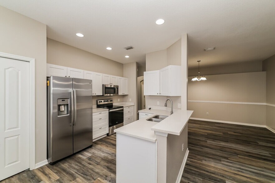 Building Photo - 13417 Silvercreek Dr