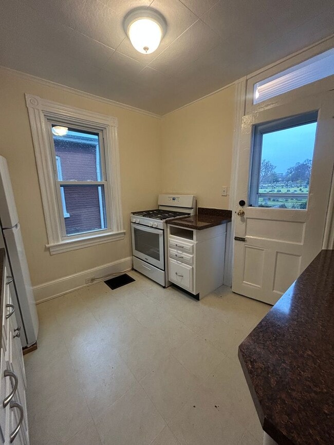 Building Photo - 556 N Plum St