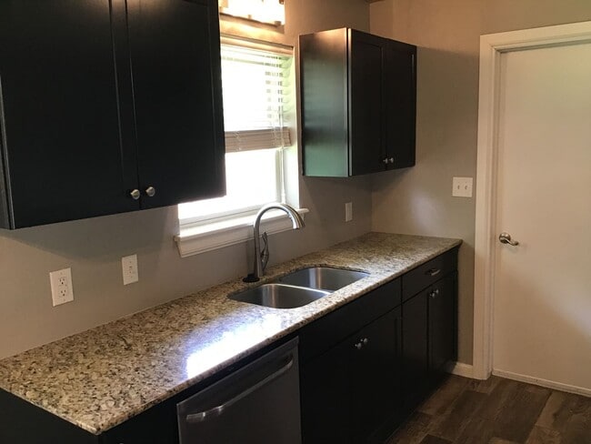 Building Photo - 3 bedroom, 1 1/2 baths and a 1 car garage ...