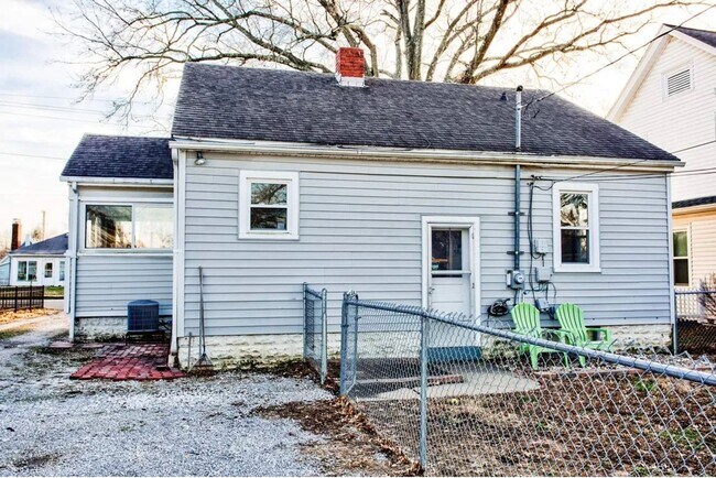 Building Photo - 2 Bedroom Full of Character
