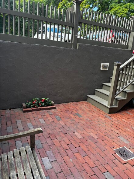 Patio - 27R West St