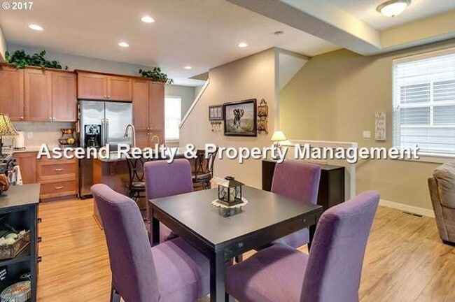 Building Photo - **Move In Special** Heart of Hillsboro HiTech 3 Bed Townhome Attached Garage 1 Small Pet w/Pet Rent