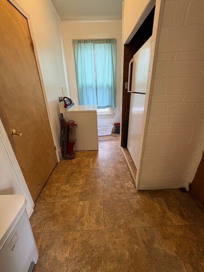 Building Photo - 4 Bedroom, 2 Bath House Near UWL and WWTC