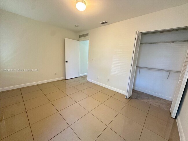Building Photo - 2235 Farragut St