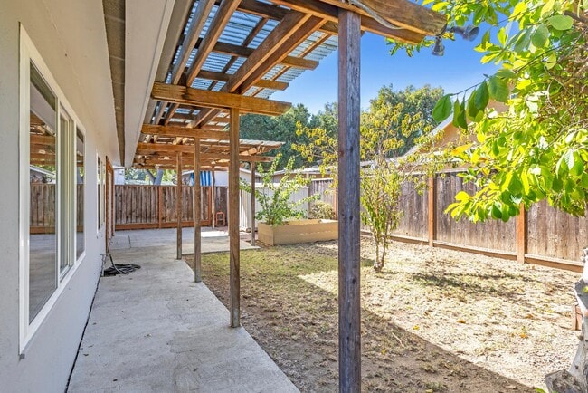 Building Photo - 2577 Gonzaga St