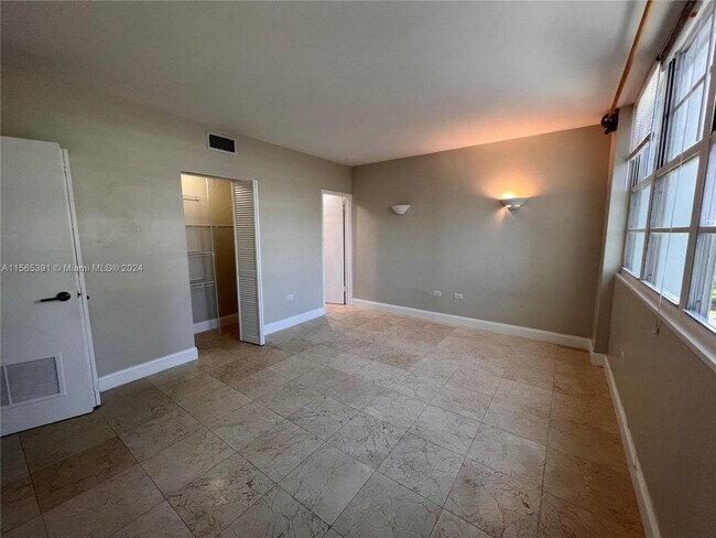 Building Photo - 825 Brickell Bay Dr