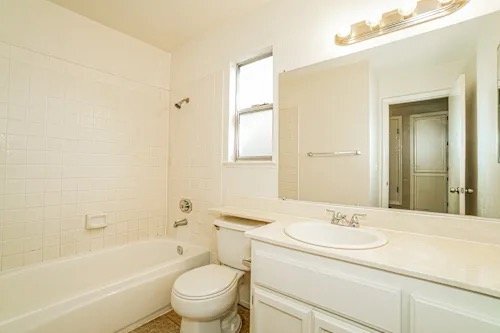 Building Photo - 1350 Northview Dr