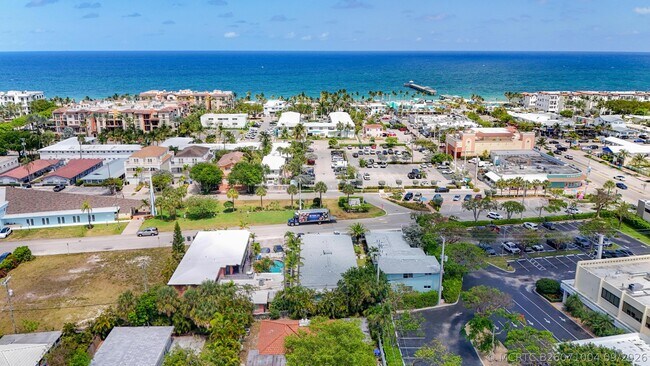 Building Photo - 4421 Poinciana St