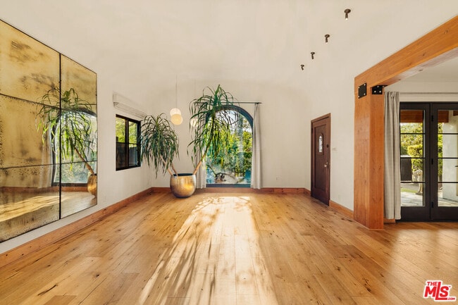 Building Photo - 826 N Kilkea Dr