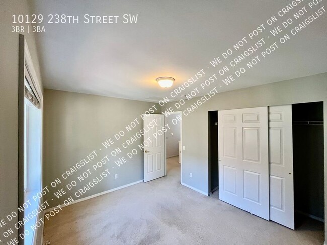 Building Photo - Edmonds 3bed 2.5 House with large yard clo...