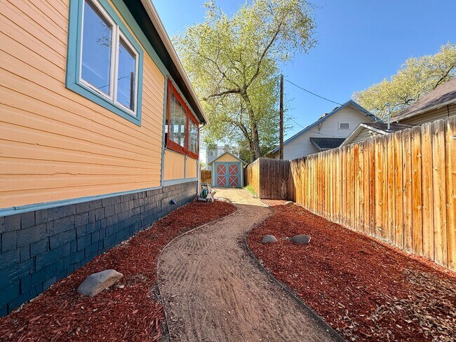 Building Photo - 909 Ouray Ave