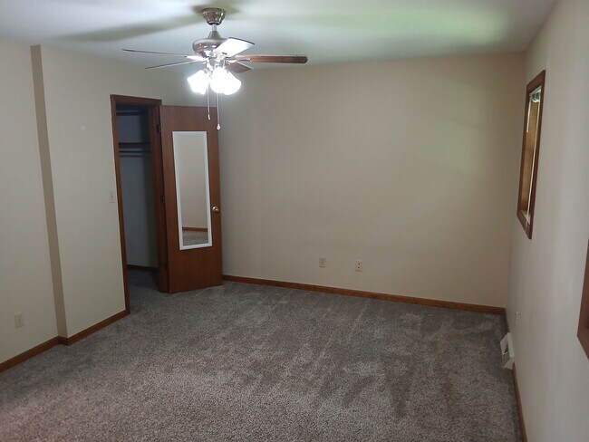Building Photo - 3 bedrooms, 2.5 bathrooms, 2 car garage, with bonus flex room!