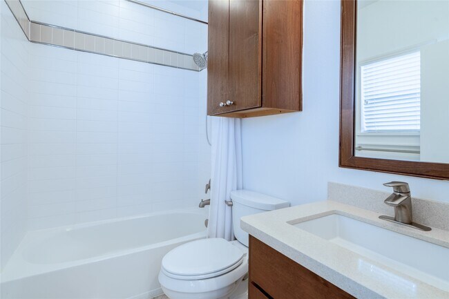 Building Photo - 5321 Lillian St