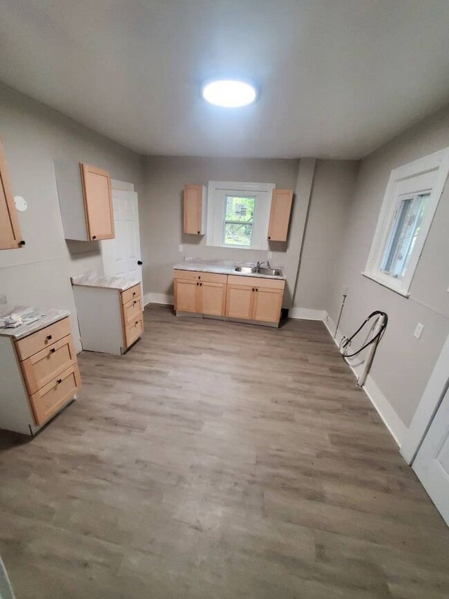 Building Photo - Charming 4-Bedroom Property in Prime Location