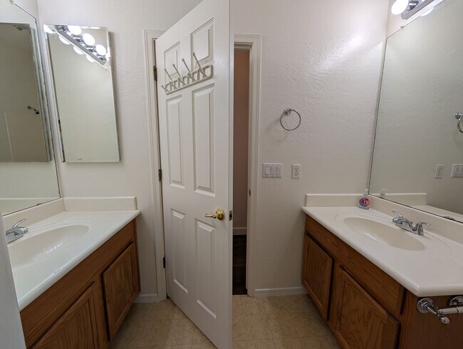 Building Photo - 4 bedroom 2 Bathroom Cooper Commons Home