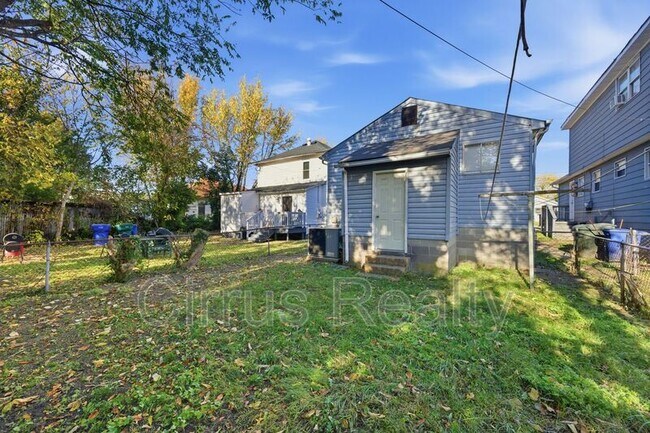 Building Photo - 327 Sycamore Ave