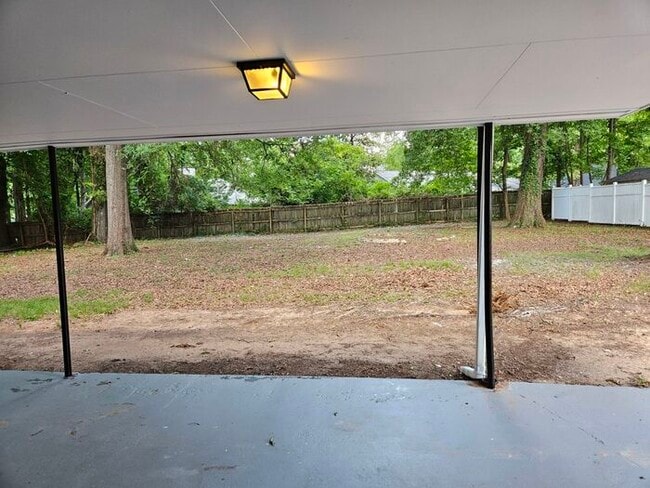 Building Photo - Charming 3 bedroom