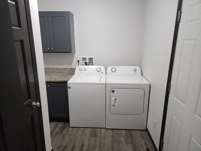 Building Photo - Two bedroom two bathroom Duplex