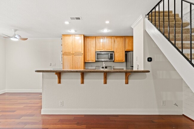 Building Photo - Pleasanton 2BD Townhouse w/ Granite Kitchen, Plank Floors, Community Amenities & Top Schools