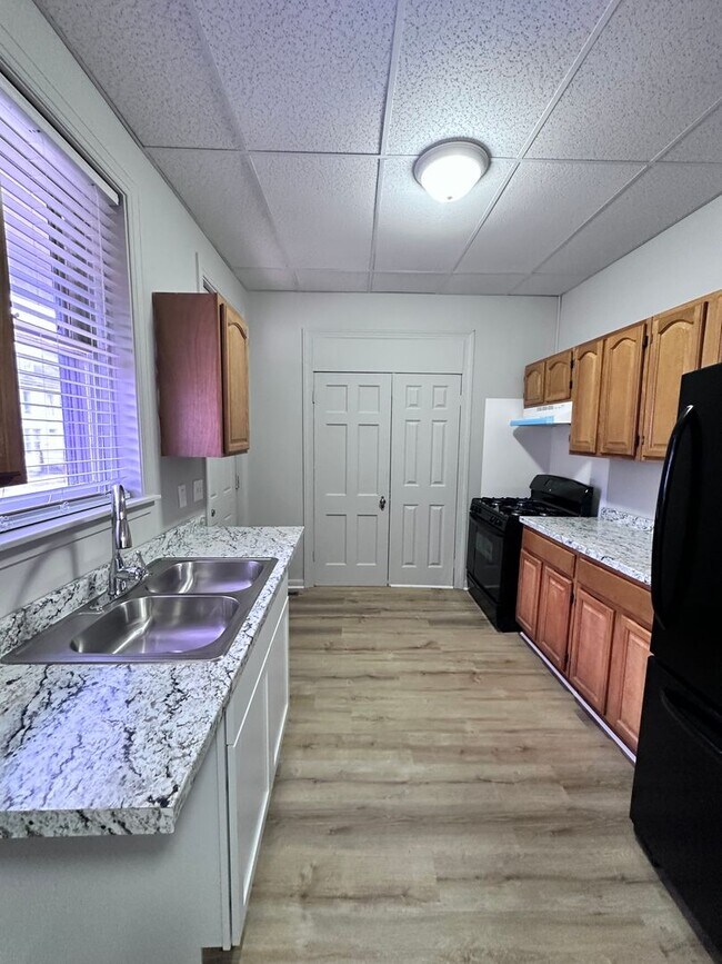 Building Photo - 201 E Cottage Pl