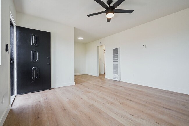 Building Photo - Calla Ave