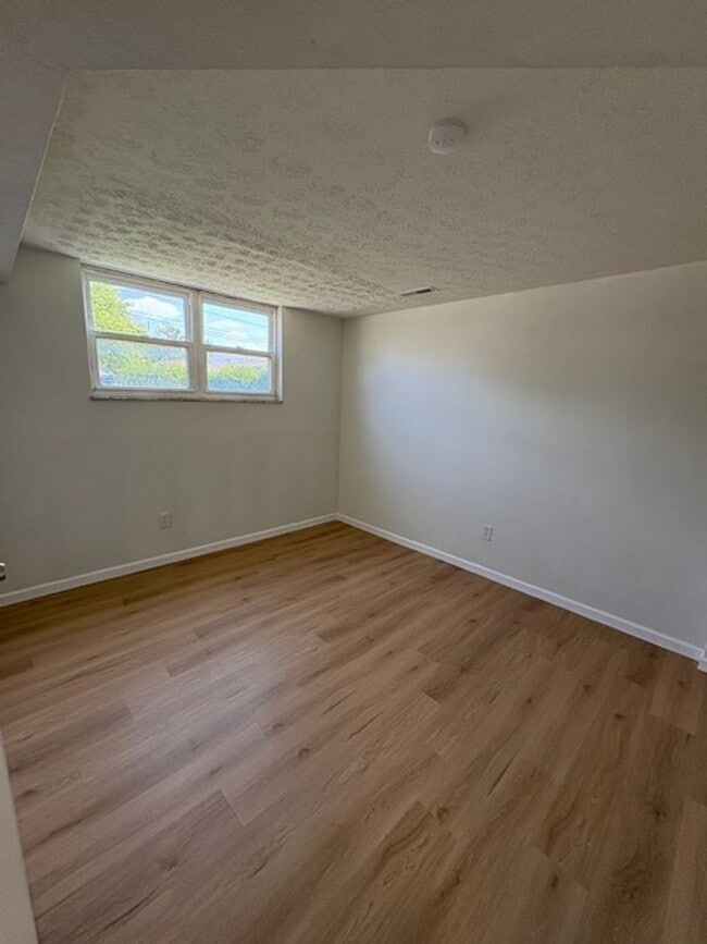 Building Photo - Newly Renovated 5 Bedroom in South Linden/...
