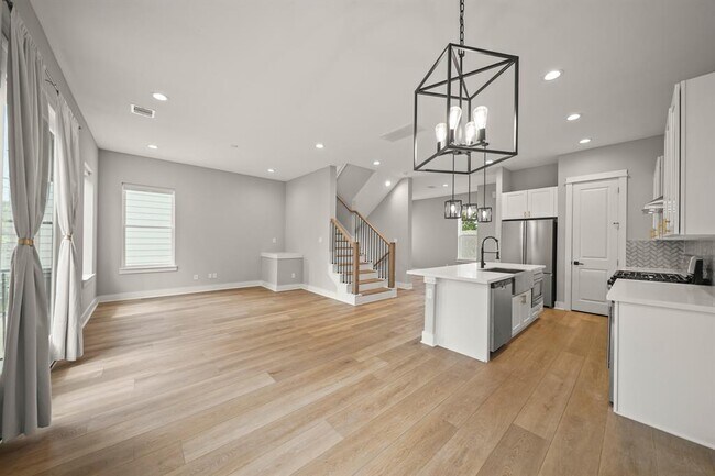 Building Photo - 823 Woodcrest Dr