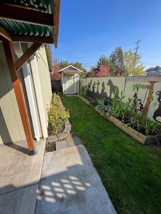 Building Photo - 2-bedroom 1-bathrroom Duplex