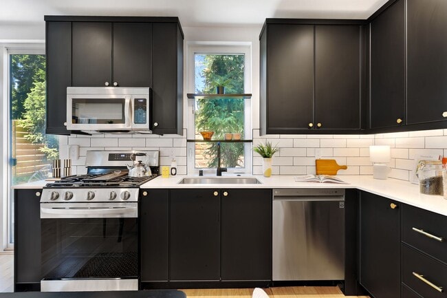 Building Photo - 2bd/1.5ba Seattle Condo