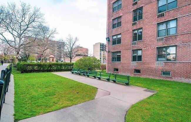 Building Photo - 225 St Pauls Ave