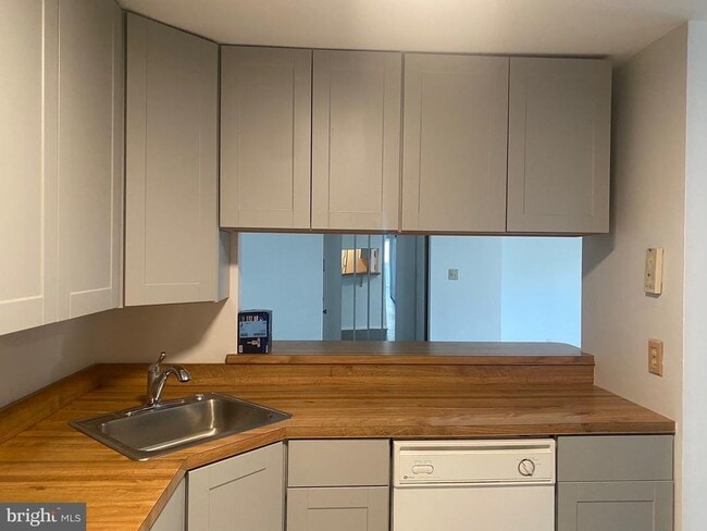 Building Photo - 1903 Jefferson Ct