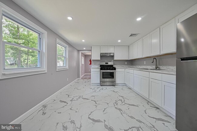 Building Photo - 2722 Sunset Ave