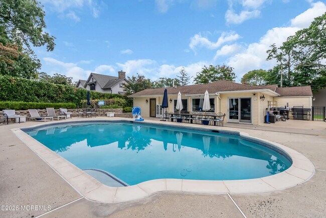 Building Photo - 455 W Lincoln Ave