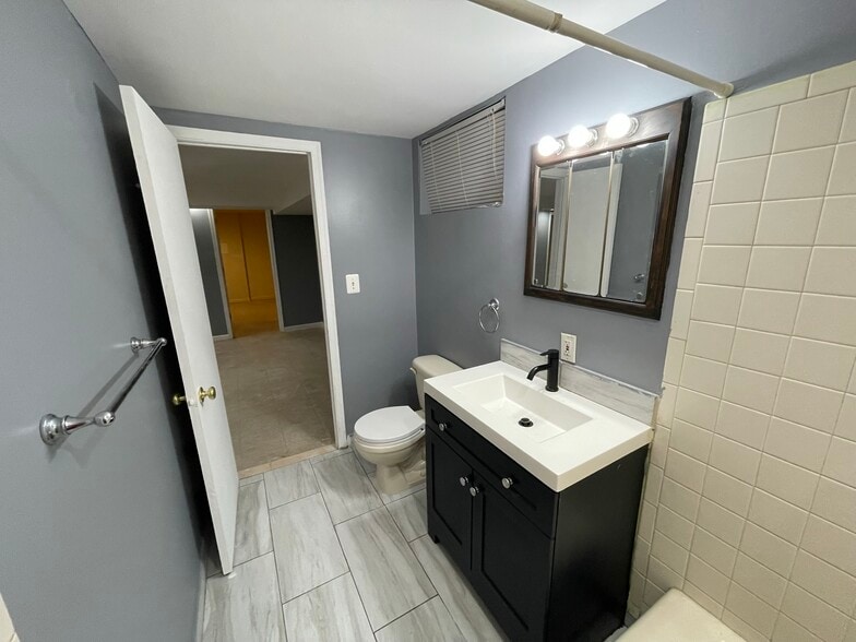 Building Photo - 216 Carnation Ct