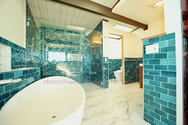 Building Photo - Unmatched Quality and Unparalleled Views F...