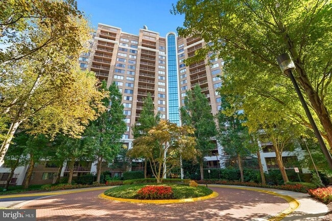 Building Photo - 10101 Grosvenor Pl