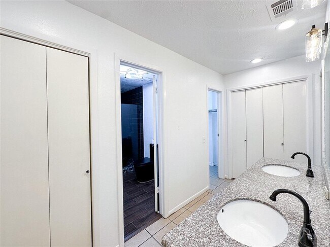 Building Photo - 4713 N Cashel Cir